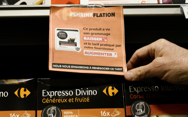 Une affichette alertant les consommateurs, ici à Vélizy, dans un Carrefour, en mai 2024. 