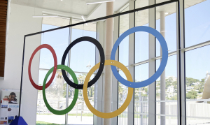 Les anneaux olympique au centre des sports aquatiques Roucas Blanc de Marseille, construit pour Paris 2024