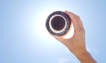A l'occasion de l'éclipse solaire totale aux Etats-Unis, Krispy Kreme a commercialisé un donut spécial, le Solar Eclipse Doughnut, dont il a notamment fait la promotion sur son compte Instagram.