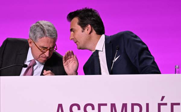 Arnaud de Puyfontaine, président du directoire et Yannick Bolloré, président du conseil de surveillance, à une assemblée générale de Vivendi, en avril 2023.