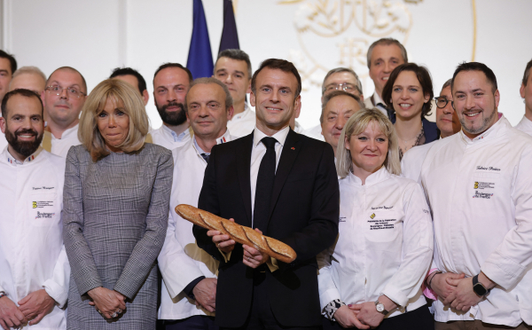Emmanuel Macron a réaffirmé vendredi, lors de la traditionnelle galette de l’Élysée, sa promesse d’une « simplification massive » pour « tous les secteurs économiques ».