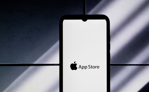 Des développeurs pourront proposer des magasins d’applications alternatifs, vérifiés par Apple. 