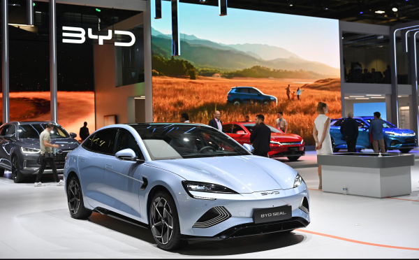 En pleine offensive européenne et omniprésents en 2022, le géant automobile chinois BYD sera accompagné cette année d'Xpeng et Seres parmi d'autres.