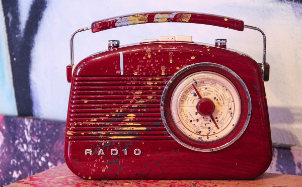 Le nombre d'auditeurs qui écoutent la radio est en léger recul, une fois de plus
