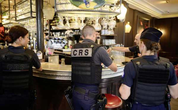 Plusieurs fédérations représentant commerçants, exploitants de restaurants, bars et clubs à Paris déplorent « une baisse d’activité et de fréquentation inédite », pointant notamment « les lourds dispositifs de sécurité ». 