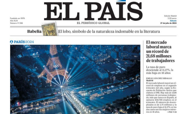 « Paris émerveille le monde sous le déluge », s'enthousiasme Carlos Arribas dans le quotidien espagnol El Pais, parlant ni plus ni moins de la « cérémonie la plus audacieuse, de mémoire d'homme ». 