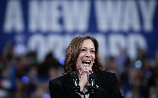 Le retrait de Joe Biden, remplacé par Kamala Harris, a ravivé l'intérêt pour la campagne, d'après Philippe Corbé, directeur de la rédaction de BFMTV.