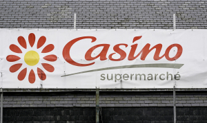 Casino a annoncé mardi 2 juillet la cession de 66 magasins grand format au groupement Les Mousquetaires et à Auchan Retail France. 