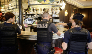 Plusieurs fédérations représentant commerçants, exploitants de restaurants, bars et clubs à Paris déplorent « une baisse d’activité et de fréquentation inédite », pointant notamment « les lourds dispositifs de sécurité ». 