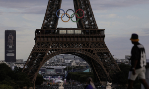 Les héritiers Eiffel considèrent qu'il n'existe « aucun lien thématique ou historique préalable entre la tour et les Jeux ».