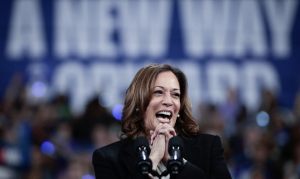 Le retrait de Joe Biden, remplacé par Kamala Harris, a ravivé l'intérêt pour la campagne, d'après Philippe Corbé, directeur de la rédaction de BFMTV.