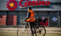 Les salariés de Casino, en grande difficulté financière, redoutent une vente à la découpe de l'entreprise.