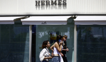 Dans le secteur du luxe en particulier, la valeur d’Hermès (93,7 milliards de dollars) a progressé de 17% en 2 ans.