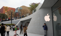 Des gens se prennent en photo devant un nouveau magasin Apple ouvert à Shanghai en mars 2023. 